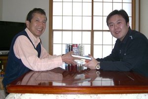 本村にお住まいの伊藤正孝さんに本を寄付していただきました。
